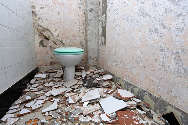 Vantagens e desvantagens de comprar o material para reforma do banheiro na internet