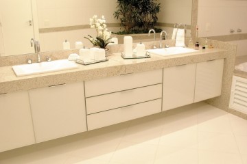 Armário de banheiro branco na decoração | Decoração ideal
