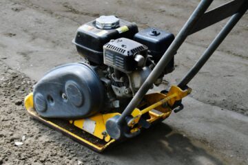 Qual a diferença entre placa vibratória e compactador de solo?