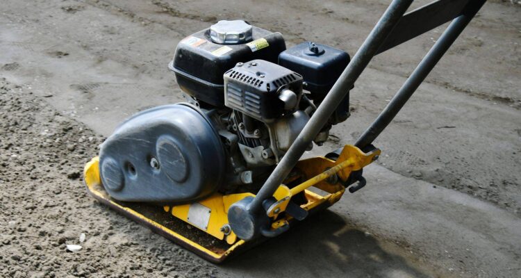 Qual a diferença entre placa vibratória e compactador de solo?