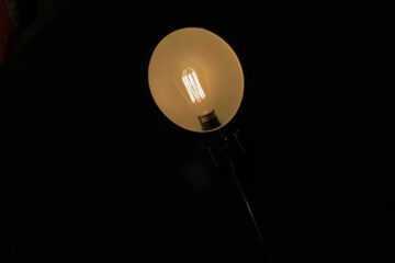 Sobrepor vs. Embutir: O Guia Definitivo para Escolher a Luminária Certa para Cada Ambiente